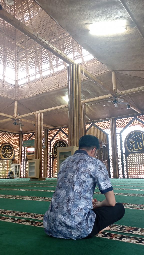 Suasana di ruang induk Masjid Bambu Kiram